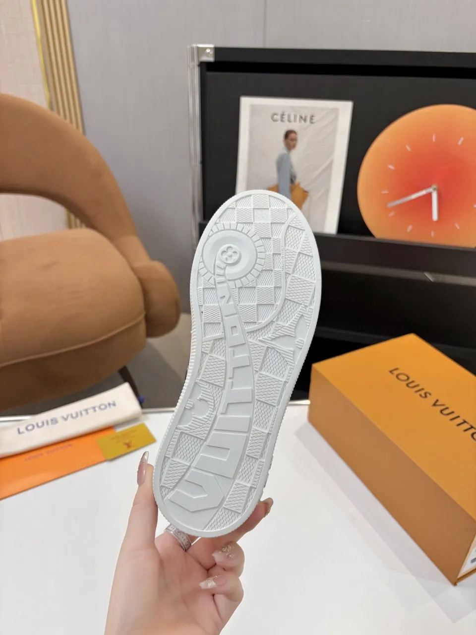 p580🐮🐮 LV couple skate shoes｜Classic jacquard, the ultimate code for a sweet outing! 👫** This pair of shoes is Louis Vuitton's love letter to fashionistas💌 - **classic presbyopic skate shoes**, the perfect choice for couples to go out on the street!  🔸 **Luxury details are a must-have**: Jacquard fabric  🔸 **So comfortable that you don’t want to take it off**: The sheepskin lining is skin-friendly and breathable, warm in autumn and winter without stuffing your feet, refreshing in spring and summer without being sticky, and you can wear it with a high-end feel in all seasons!  🔸 **Steady sense of security**: Non-slip rubber outsole, perfect grip, accompanying you through romantic streets.  **💑 Couple outfit inspiration**: ▪️ For boys, pair with leggings + baseball cap for a trendy street look!  ▪️ Girls can wear short skirts or shark pants, and the sweet and cool style is easy to choose~ **#Louis Vuitton #couple shoes #presbyopia classic** **👉 Click to collect and become the most fashionable CP in the circle of friends with him! ** Fabric: Imported cowhide/classic jacquard fabric Lining: Sheepskin lining Sole: Original rubber sole Size: Women’s size 35-42 (40/41/42 customized) Men’s size 39-45 (39.45 customized)